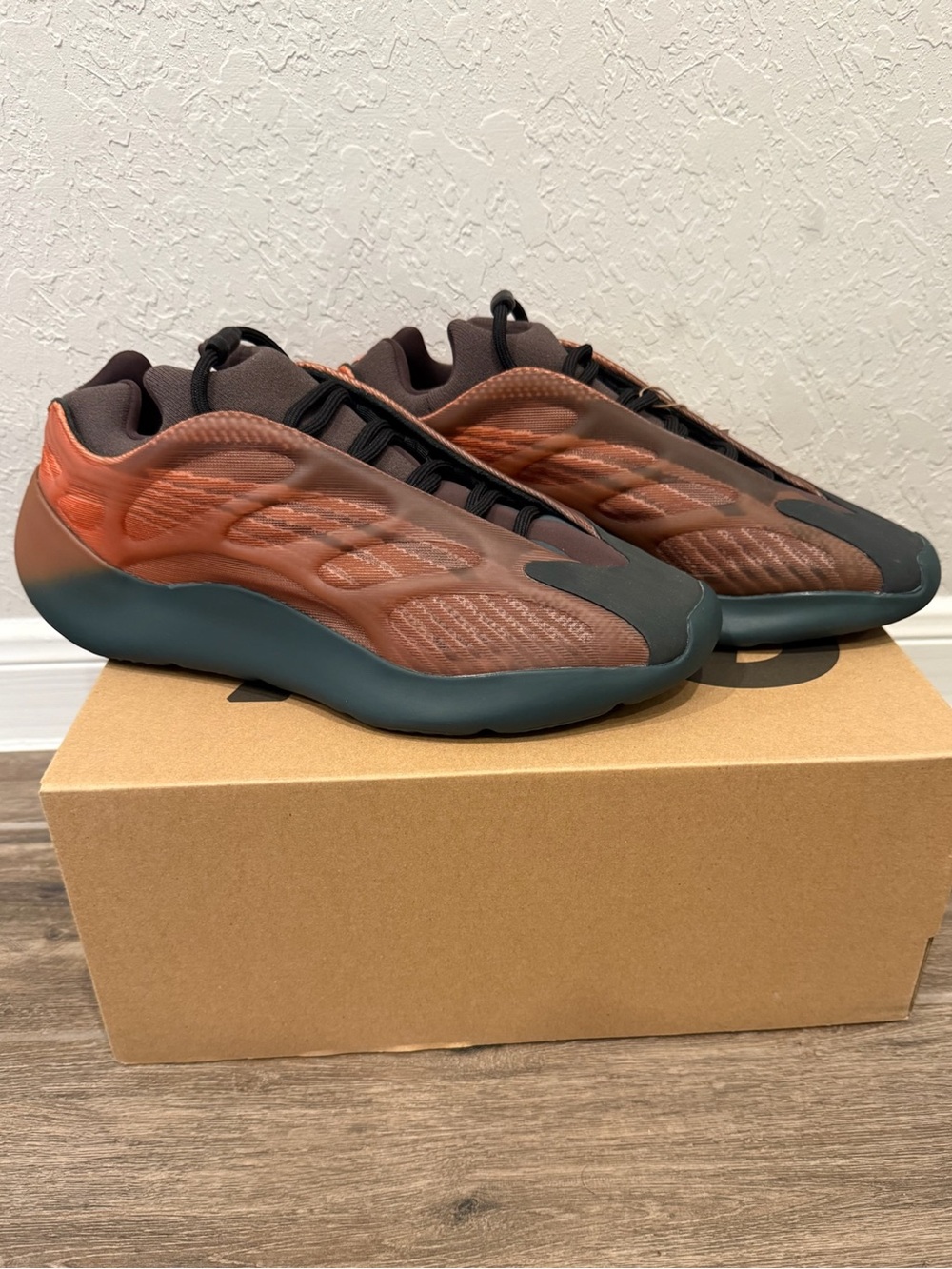 BRAND NEW Men’s 10.5 Adidas Yeezy 700 V3 Copper Fade Sneakers